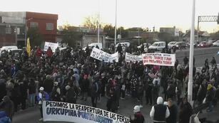 Protesta en Puente La Noria. Los empleados de La Salada quieren reabrir sus puestos. (TN)