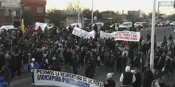 Protesta en Puente La Noria. Los empleados de La Salada quieren reabrir sus puestos. (TN)