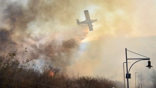 Intenso trabajo de los bomberos para contener el incendio en el country La Cuesta, de La Calera (Facundo Luque / La Voz).