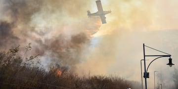 Intenso trabajo de los bomberos para contener el incendio en el country La Cuesta, de La Calera (Facundo Luque / La Voz).