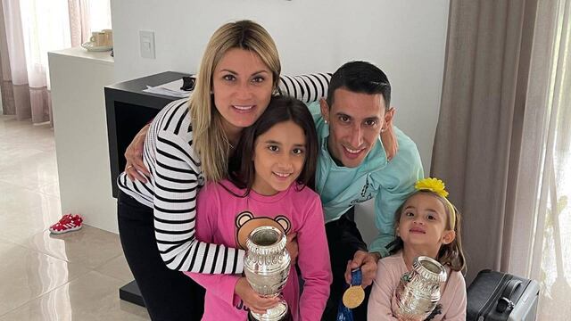 La esposa del jugador de Juventus llevó a sus hijas al estadio.