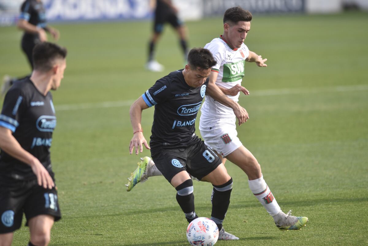 Tomás Asprea intenta no puede. Diego Novaretti reconoció que fue un mal partido de Belgrano (Ramiro Pereyra).