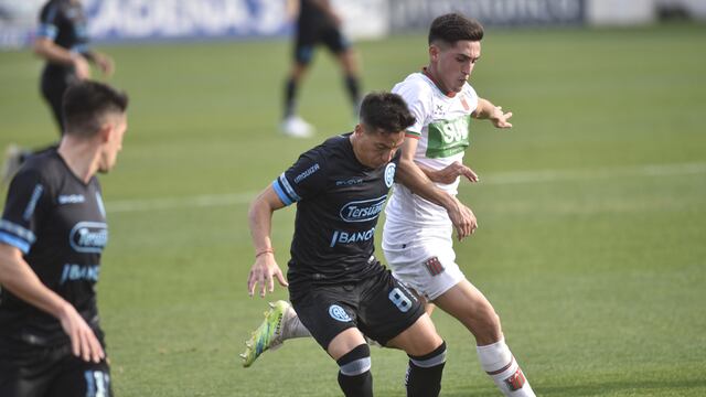 Tomás Asprea intenta no puede. Diego Novaretti reconoció que fue un mal partido de Belgrano (Ramiro Pereyra).