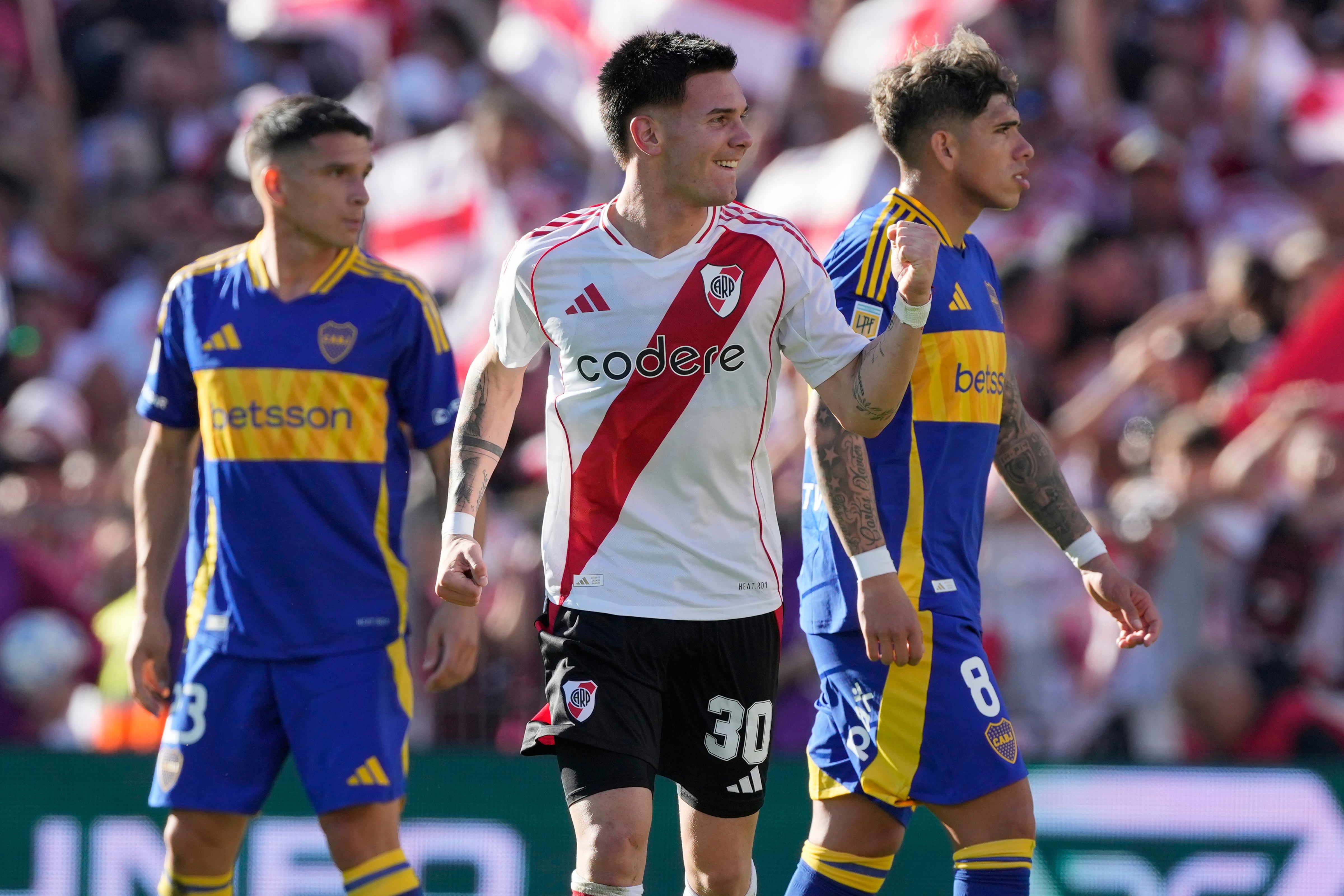 Franco Mastantuono, en el centro, de River Plate, celebra tras convertir contra Boca Juniors por la liga argentina en el estadio Monumental de Buenos Aires, Argentina, domingo 27 abril, 2025. (AP Foto/Gustavo Garello)