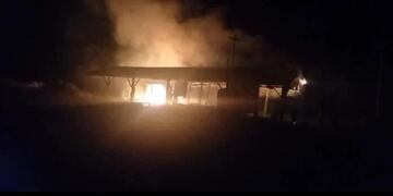 Incendio consumió un aserradero en Panambí.
