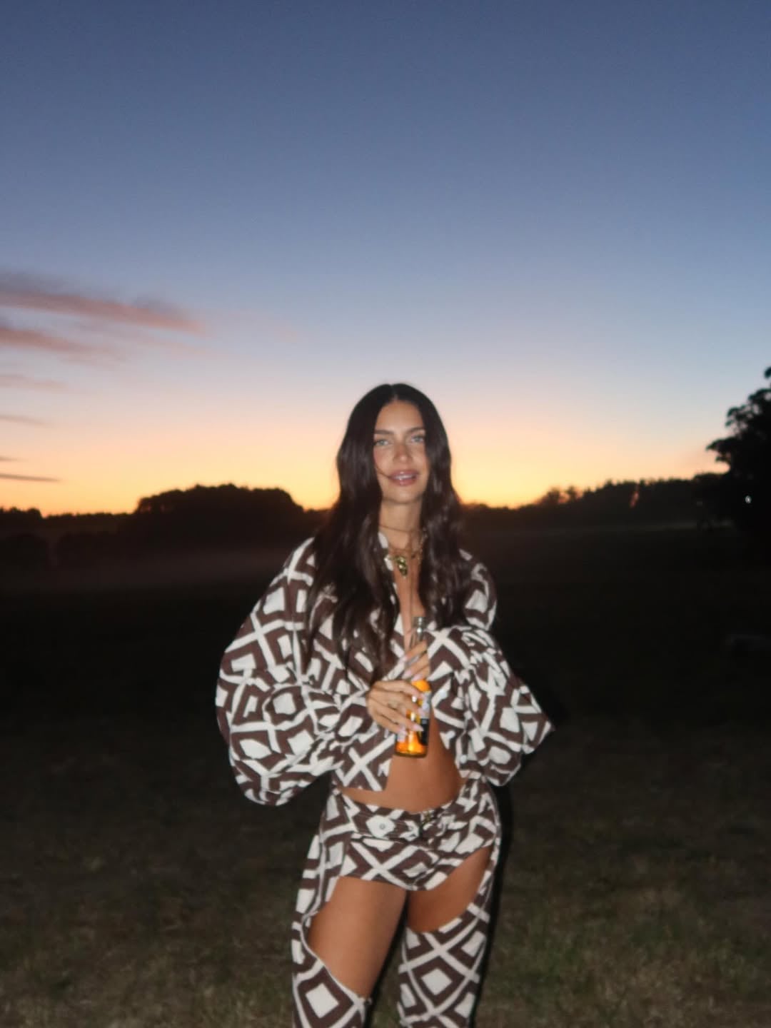 Desde Punta del Este, Zaira Nara marcó tendencia con un look estilo cowgirl en color blanco y chocolate