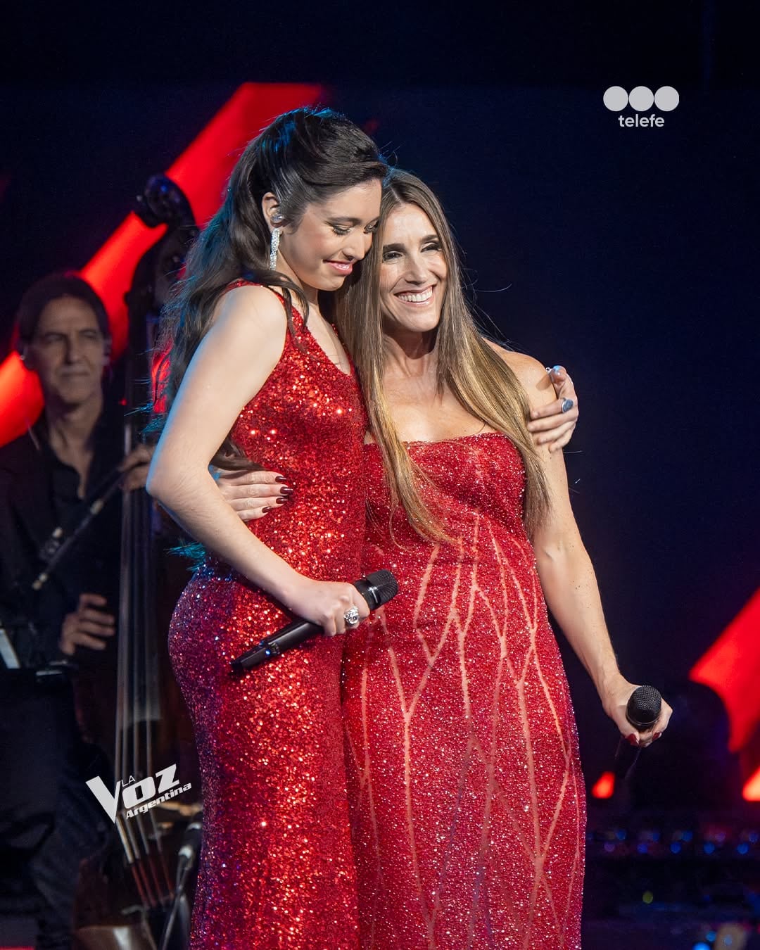 Soledad Pastorutti junto a la finalista de su team Milagros Amud.