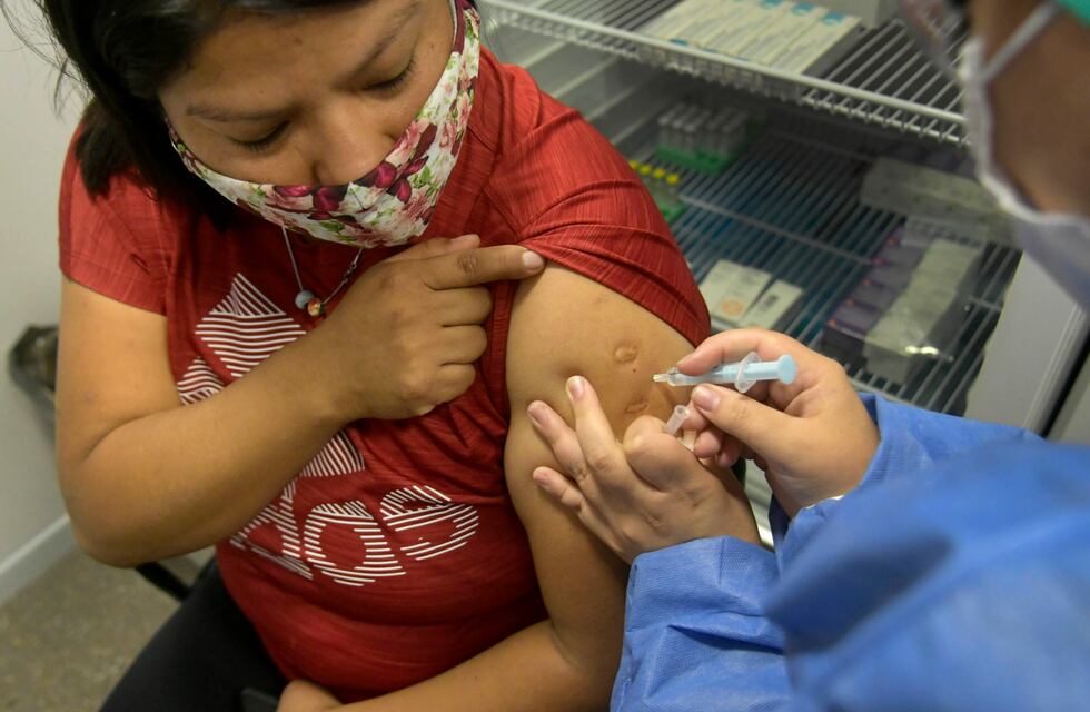 Mesas para registarse y sacar turno para vacunarse contra el COVID 19