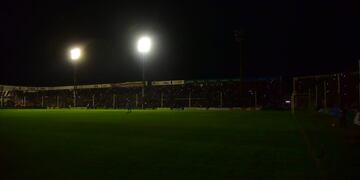 El corte de luz durante el primer tiempo del partido entre Instituto y Tristán Suárez. (Facundo Luque/La Voz)