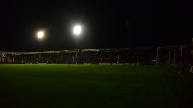 El corte de luz durante el primer tiempo del partido entre Instituto y Tristán Suárez. (Facundo Luque/La Voz)