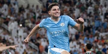 Los festejos de Julián Álvarez, para otro título en la impactante vitrina del cordobés. Campeón con el City del Mundial de Clubes (Man City).