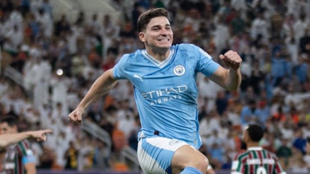 Los festejos de Julián Álvarez, para otro título en la impactante vitrina del cordobés. Campeón con el City del Mundial de Clubes (Man City).