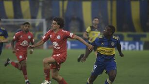 Francisco González Metilli en acción ante el peruano Advíncula, en el Boca-Belgrano (Federico López Claro / La Voz)