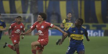 Francisco González Metilli en acción ante el peruano Advíncula, en el Boca-Belgrano (Federico López Claro / La Voz)