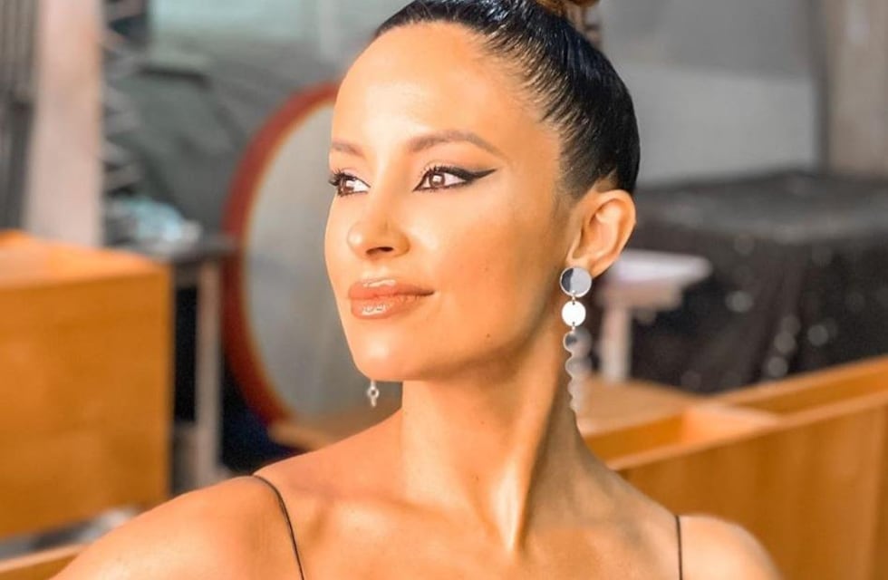 No le teme al frío: Lourdes Sanchez lució un vestido total black con transparencias mega hot