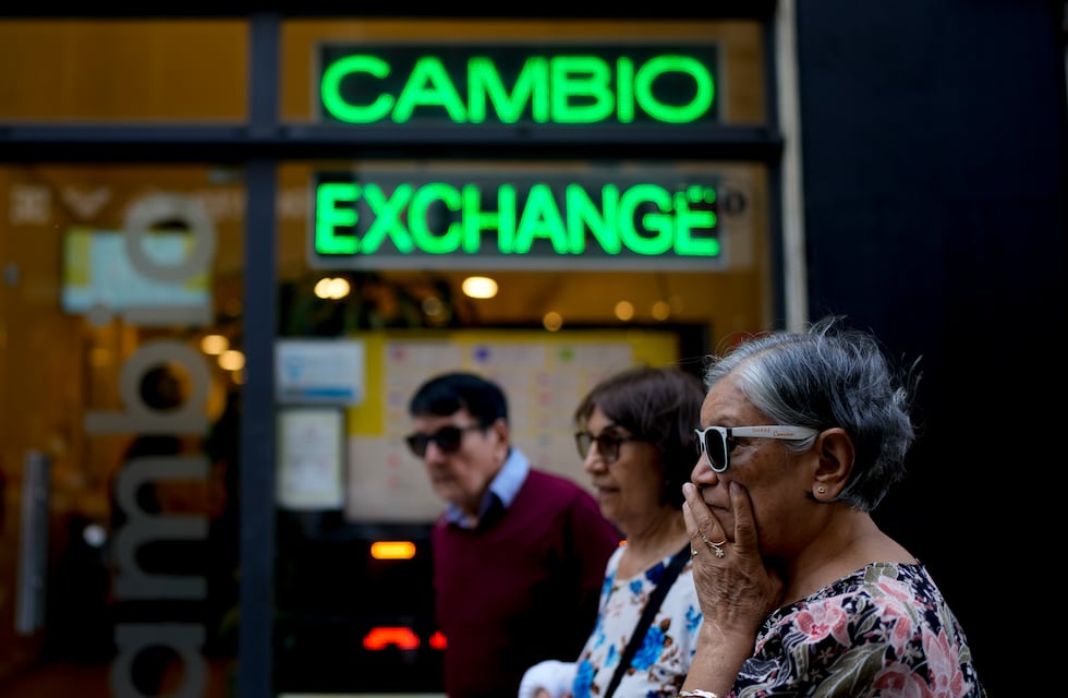 El blue tocó su piso semanal este viernes y cerró en $1050
