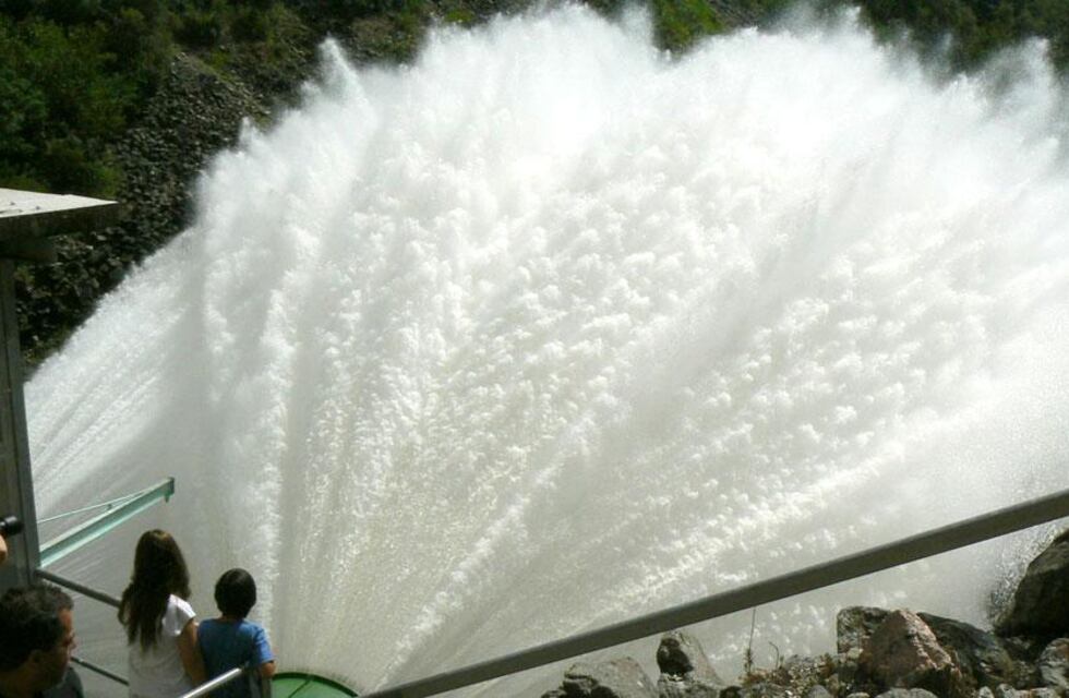 El San Roque alcanzó el nivel del vertedero y se abrieron las válvulas con la “Cola de la novia”
