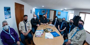La presidenta de Scouts de Argentina, Marina Rustan, y el vicepresidente de Scouts Argentina, y de la Fundación de Infancias y Juventud  Scout, Mauro Teresco, recorrieron las instalaciones de la Planta de Campamento Municipal.