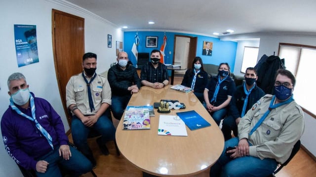 La presidenta de Scouts de Argentina, Marina Rustan, y el vicepresidente de Scouts Argentina, y de la Fundación de Infancias y Juventud Scout, Mauro Teresco, recorrieron las instalaciones de la Planta de Campamento Municipal.