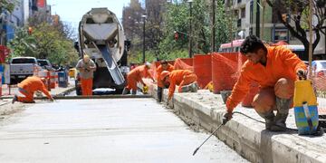 Obreros ejecutan las zonas de frenado para el carril Sólo Bus de Chacabuco (Municipalidad de Córdoba).