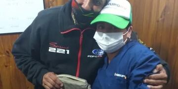 Pablo Torres Portillo, el dueño de la riñonera junto a Estefanía Olivares, la mujer que la encontró y la devolvió.