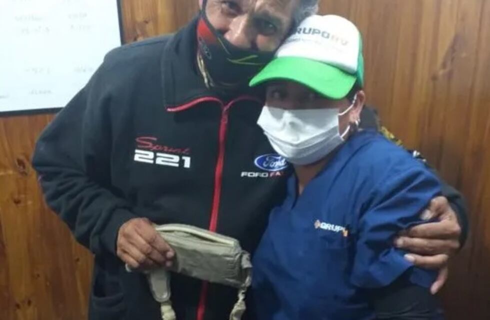 Limpiaba los baños, se encontró más de $50.000 y los devolvió