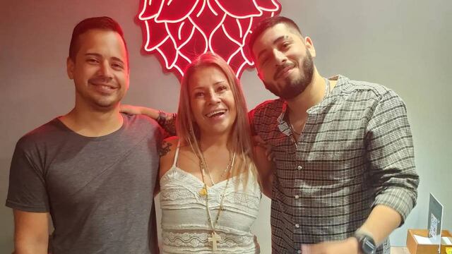 La artista rosarina se sacó una foto con sus hijos Pablo y Matías.