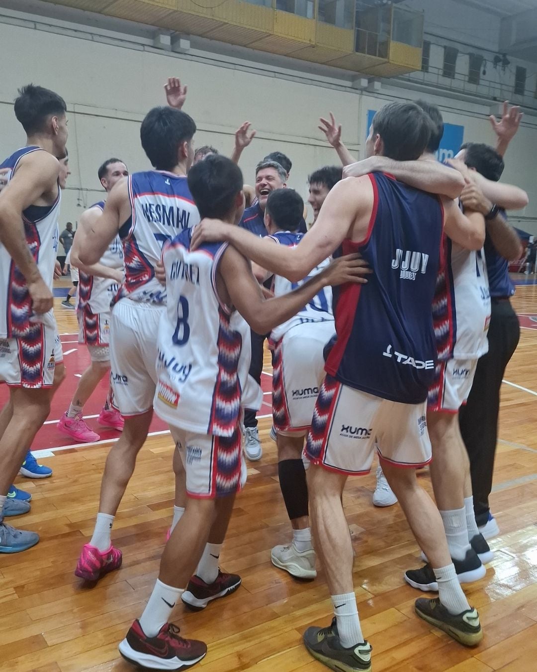 Jujuy Básquet festejó un triunfo clave en el clásico del norte contra Salta Basket disputado en el estadio “Delmi”.