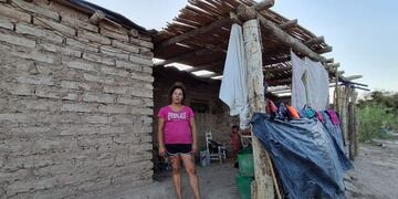 Elizabeth, de Pocito, cuenta que no pueden entrar a su casa luego del terremoto.