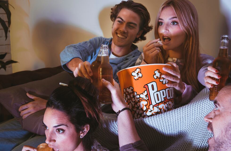 Día del Amigo con fuertes lluvias: 6 actividades para festejar bajo techo, según la inteligencia Artificial