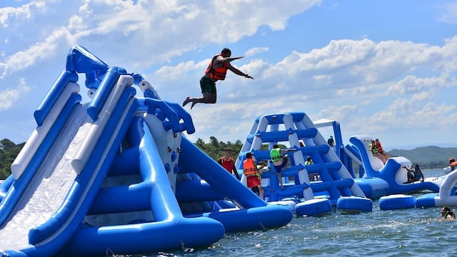 Cómo es el parque acuático flotante de Córdoba.