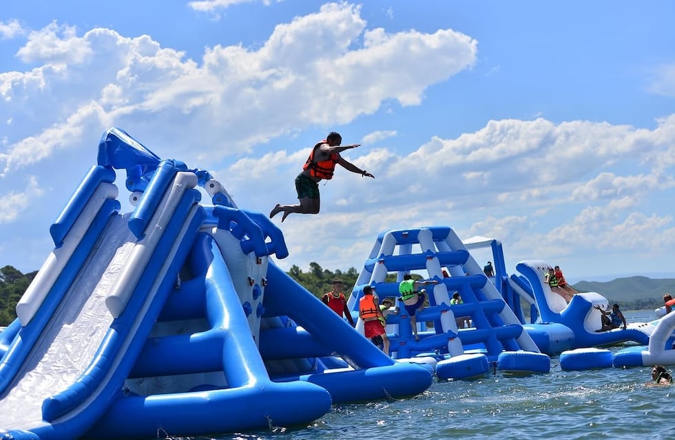 Cómo es el primer parque acuático flotante de Córdoba que se convirtió en furor