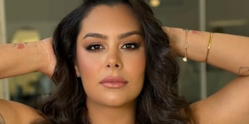 Desde la cama, Larissa Riquelme apostó por un look de alto impacto y desafió los límites de la censura