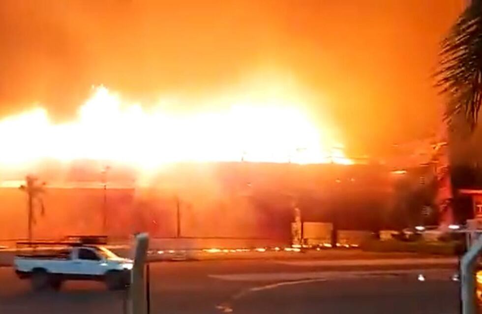 Un incendio de grandes dimensiones se produjo en el autódromo de Termas de Río Hondo