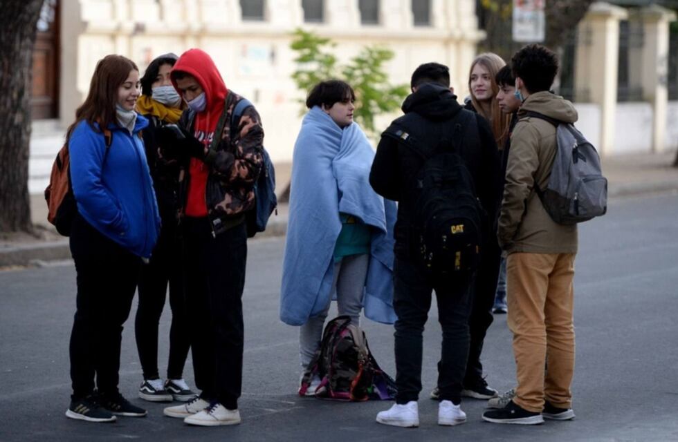“Frazadazos”: alumnos de distintos colegios de La Plata protestaron por la falta de estufas