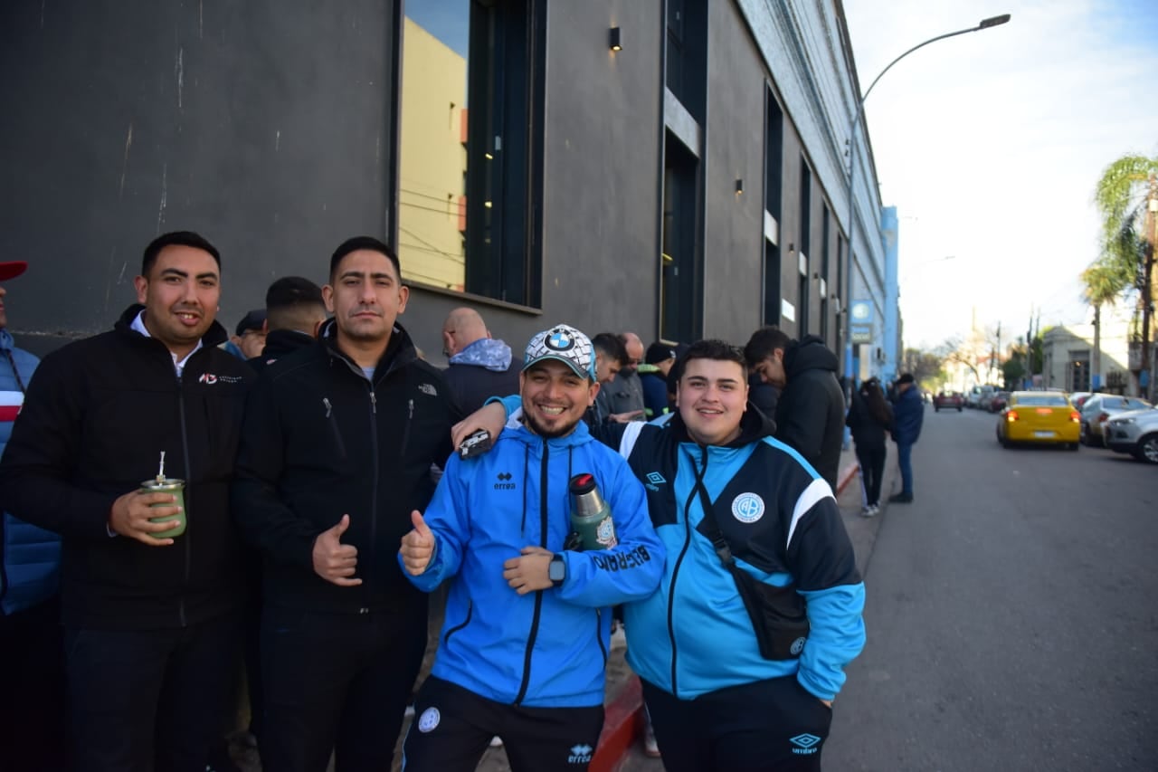 Los hinchas de Belgrano, buscando su entrada. (José Gabriel Hernández / La Voz).