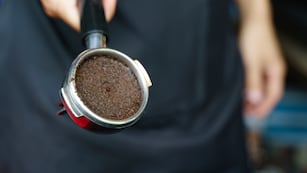 ¡No lo tires! El café usado es un verdadero tesoro: cómo reutilizarlo y qué beneficios tiene
