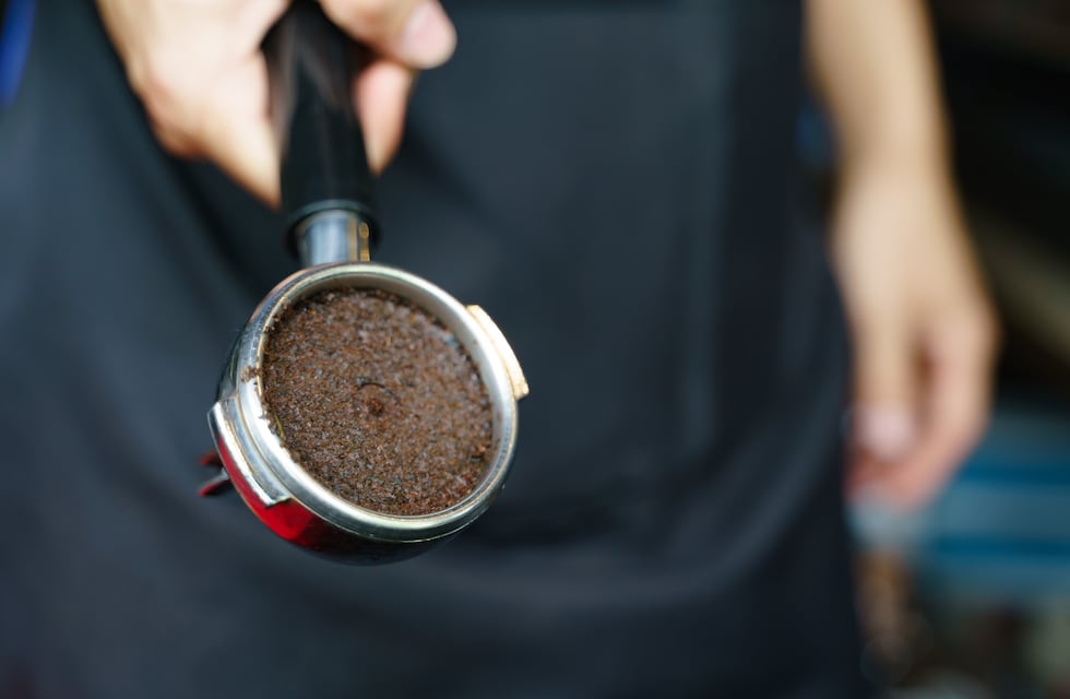 ¡No lo tires! El café usado es un verdadero tesoro: cómo reutilizarlo y qué beneficios tiene