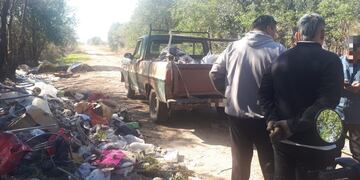 Arrojaba basura y lo multaron