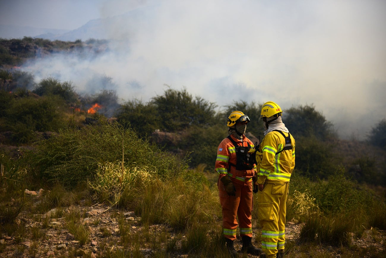 Incendio en la Quebrada del Condorito. Cortan el camino a las Altas Cumbres y despliegan un gran operativo terrestre y aéreo. (José Hernández / La Voz)