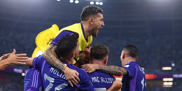 El abrazo de todos los jugadores de Argentina ante Polonia. (AP).