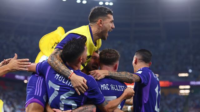 El abrazo de todos los jugadores de Argentina ante Polonia. (AP).