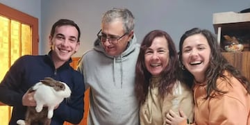 Su hija denuncia que le robaron la alianza a su padre fallecido.