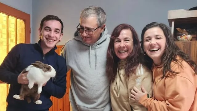 Su hija denuncia que le robaron la alianza a su padre fallecido.