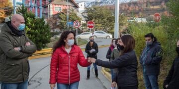 Atención al Vecino de la Municipalidad de Ushuaia, junto a la concejala Laura Avila, recorrieron el barrio Los Alerces.