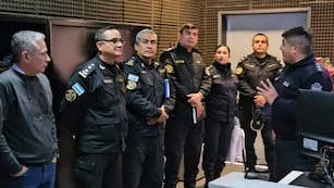 El jefe del Centro de Monitoreo de la línea 911 de Jujuy, Leandro Ayarde, y el segundo jefe, Oscar Toconás, encabezaron la comitiva que visitó el Sistema de Emergencias 911 de Salta.