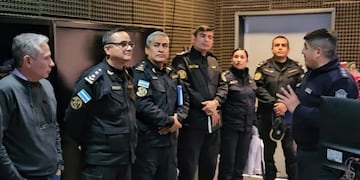 El jefe del Centro de Monitoreo de la línea 911 de Jujuy, Leandro Ayarde, y el segundo jefe, Oscar Toconás, encabezaron la comitiva que visitó el Sistema de Emergencias 911 de Salta.