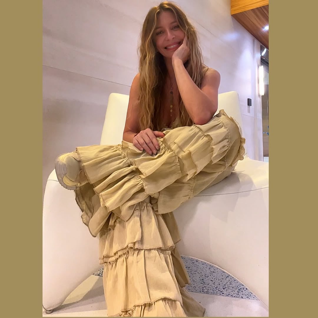 Mónica Ayos se adelantó a la primavera y eligió un look en tonos nude que se llevó todas las miradas