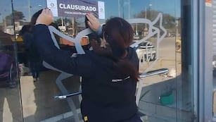 El negocio lanzó grandes cantidades de restos cárnicos a la calle y recibió múltiples denuncias por ello.