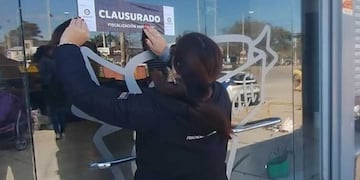 El negocio lanzó grandes cantidades de restos cárnicos a la calle y recibió múltiples denuncias por ello.